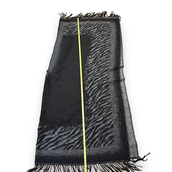 Elegant Black and Gray Wrap - Picture 10 of 15